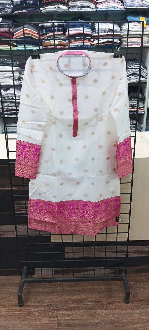 Mens_Off_White_kurta_with_Mangenta_zari_border