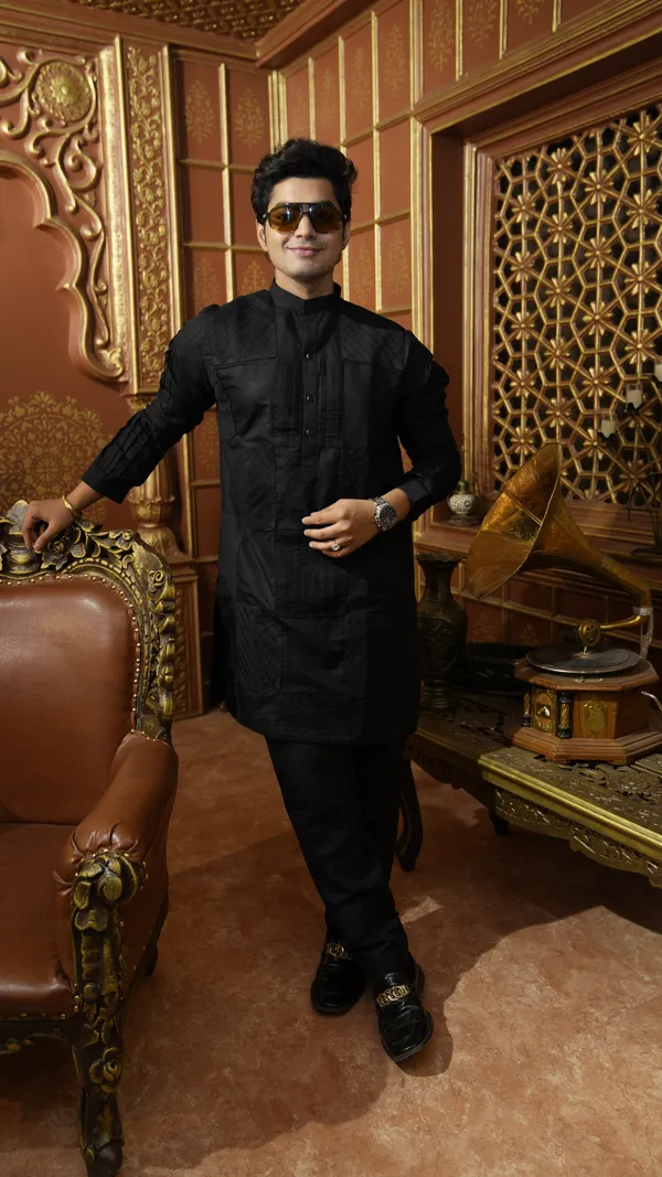 BLACK_LINEN_SOLID_PLEATED_REGULAR_FIT_DESIGNER_KURTA_SET