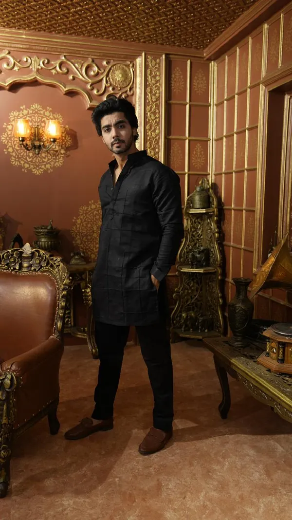 BLACK_LINEN_PINTUCK__REGULAR_FIT_DESIGNER_KURTA_SET