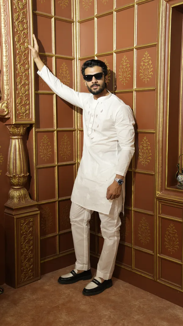 White_Paper_Cotton_Embroidery_Work_Kurta_Set