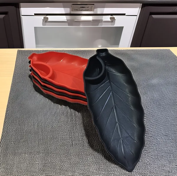 Multicolor_Sectioned_Plastic_Platter_Set_Of_6_In_Red_&_Black_Color-_Perfect_For_Dinner_And_Entertaining