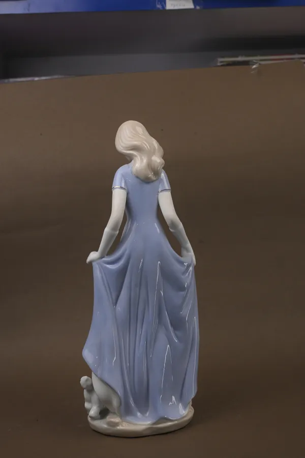 Elegant_Blue_Draped_Porcelain_Figurine_Classical_Sculpture_Decor