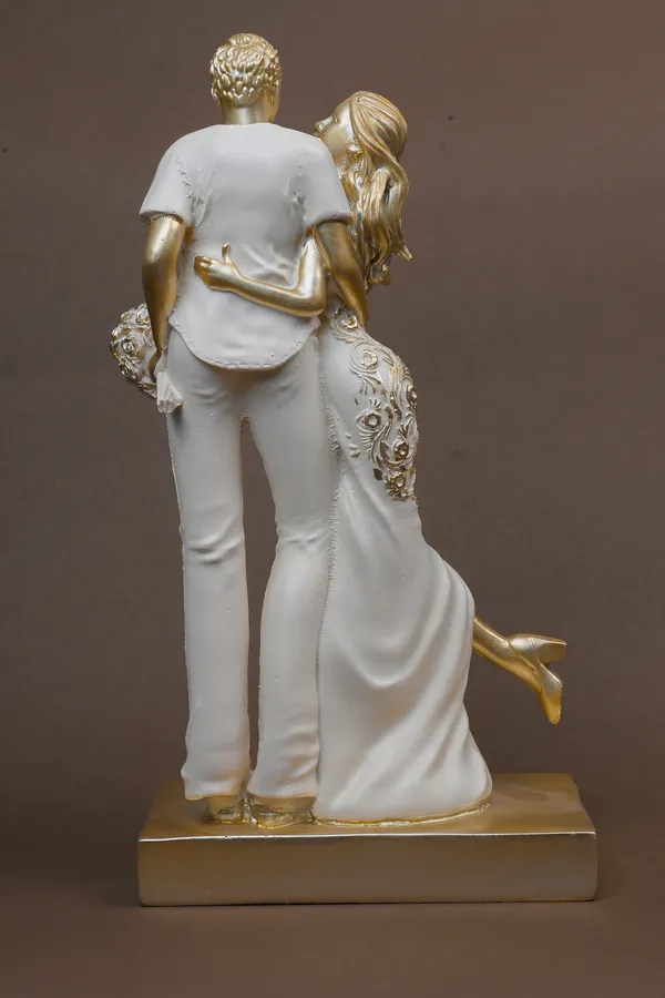 Romantic_Couple_Statue_Wedding_Figurine_With_Gold_And_White_Finish