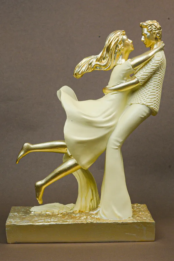Decorative_Dancing_Couple_Figurine_Gold_And_White_Statue