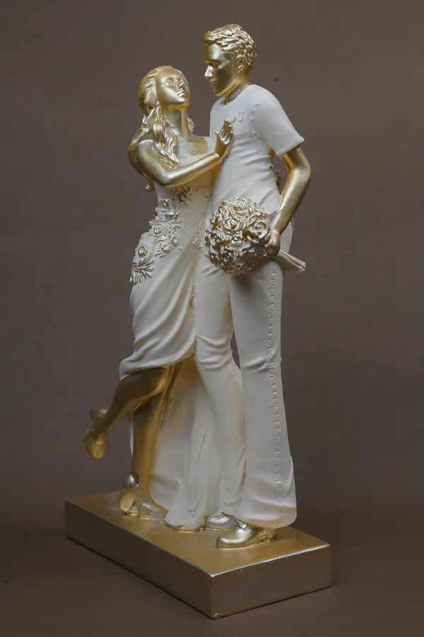 Romantic_Couple_Statue_Wedding_Figurine_With_Gold_And_White_Finish