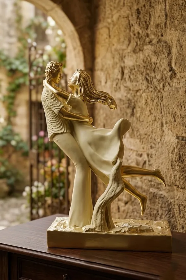 Decorative_Dancing_Couple_Figurine_Gold_And_White_Statue