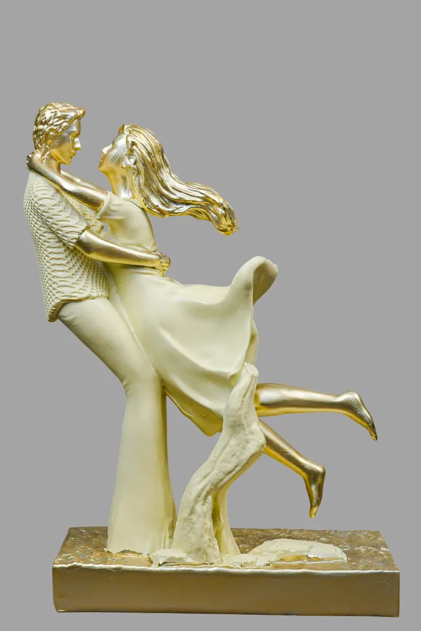 Decorative_Dancing_Couple_Figurine_Gold_And_White_Statue
