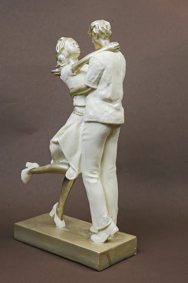 Elegant_White_Porcelain_Couple_Figurine_Romantic_Dance_Pose