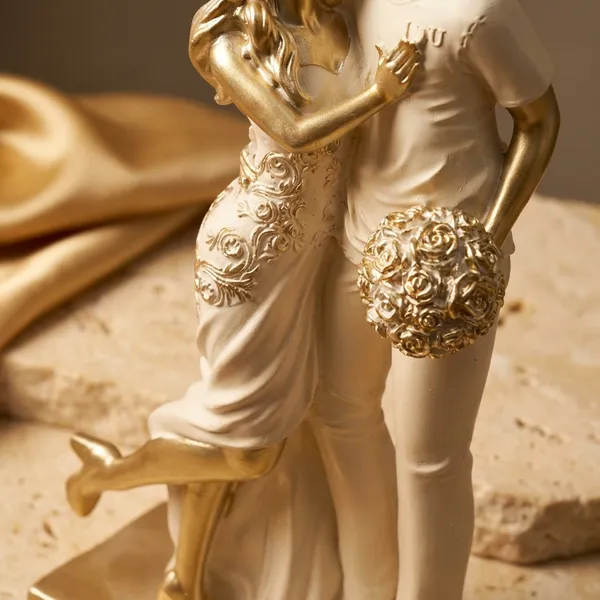 Romantic_Couple_Statue_Wedding_Figurine_With_Gold_And_White_Finish