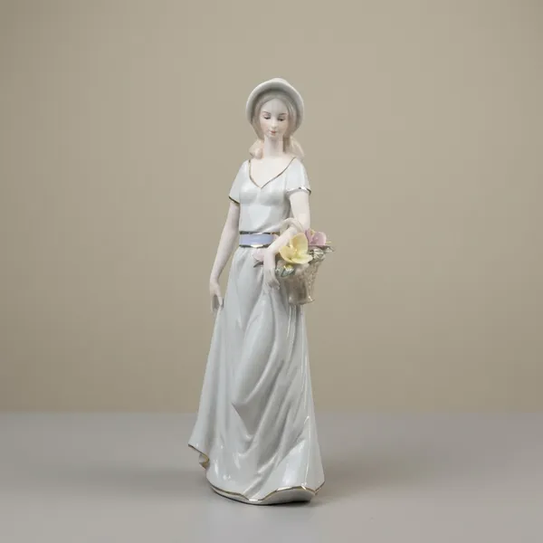 Religious_Statue_Of_Mary_With_Flowers_Decorative_Christian_Figurine