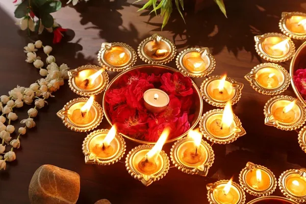 Copper_Diya_Shape_Flower_Decorative_Urli_Bowl_for_Floating_Flowers_and_Tea_Light_Candle