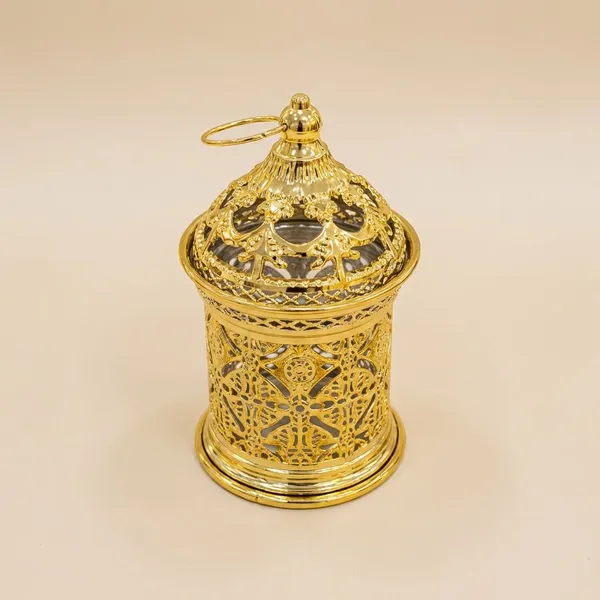 Golden_Metal_Luxury_Cutwork_Metal_Lantern_For_Home_Decor