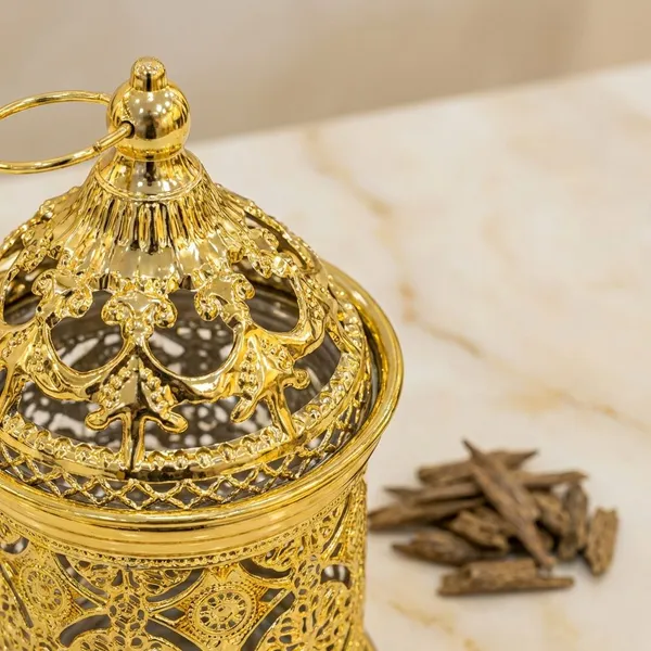 Golden_Metal_Luxury_Cutwork_Metal_Lantern_For_Home_Decor