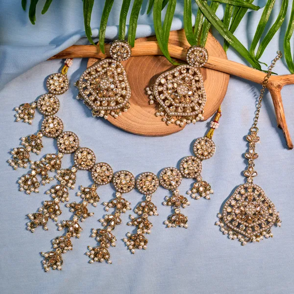 Gold/White_Elegant_Design_Jewellery_Set_For_Women