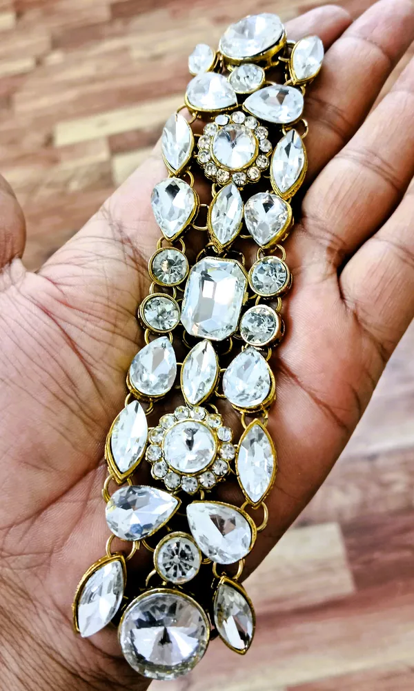 Gold_Elegant_Design_Designer_Metal_Brooch_For_Women