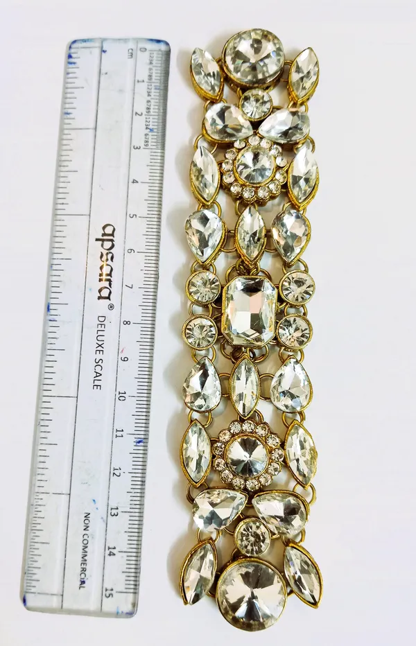Gold_Elegant_Design_Designer_Metal_Brooch_For_Women