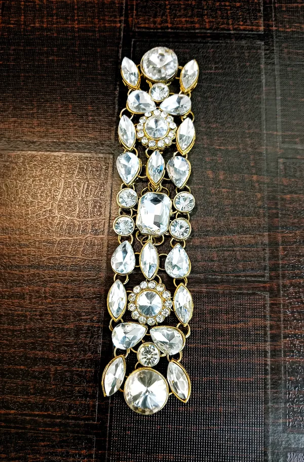 Gold_Elegant_Design_Designer_Metal_Brooch_For_Women