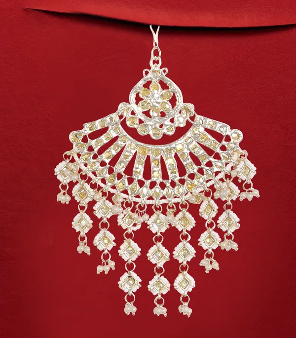 White_&_Light_Gold_Elegant_Design_Passajhoomar_Mangtika_For_Women