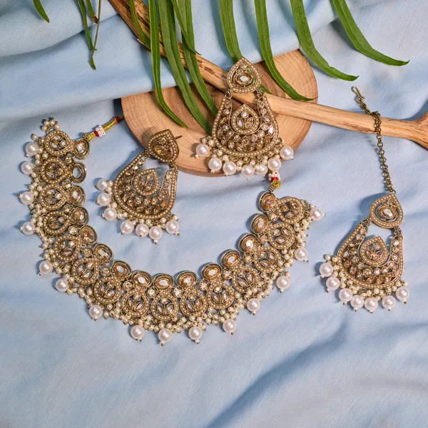 Gold_&_White_Elegant_Design_Jewellery_Set_For_Women