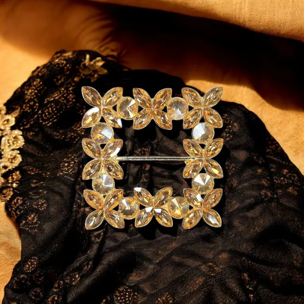 Gold_Elegant_Design_Designer_Metal_Brooch_For_Women