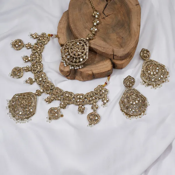 Golden_Elegant_Design_Jewellery_Set_For_Women