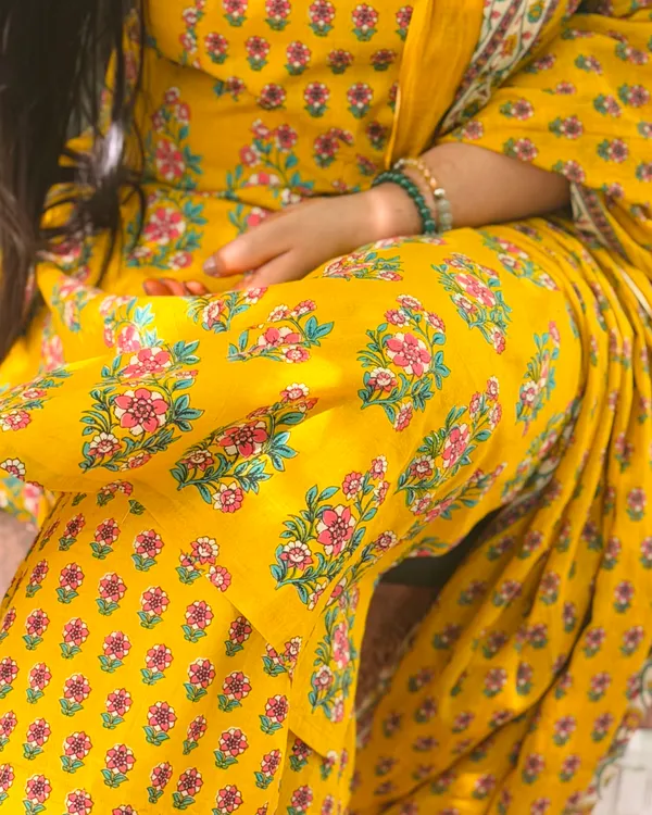 Yellow_Collar_Buta_Straight_Suit_Set