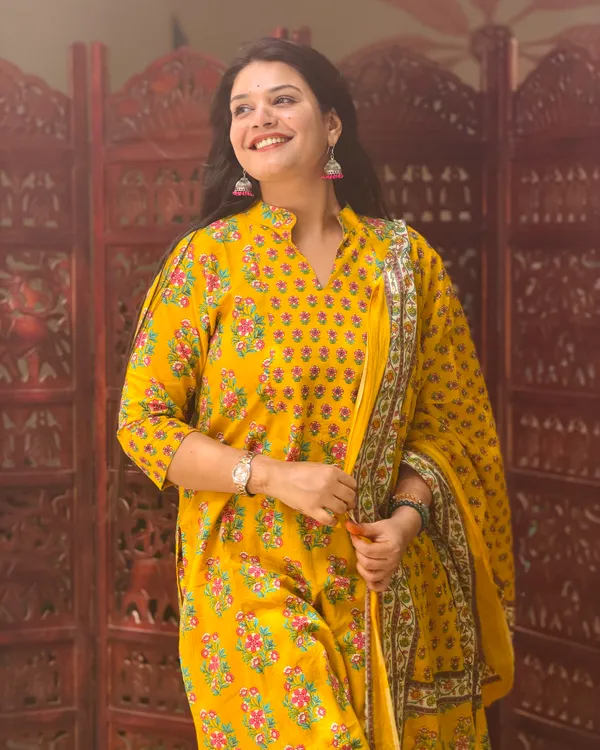Yellow_Collar_Buta_Straight_Suit_Set