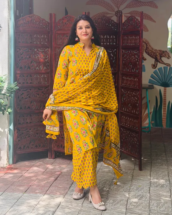 Yellow_Collar_Buta_Straight_Suit_Set
