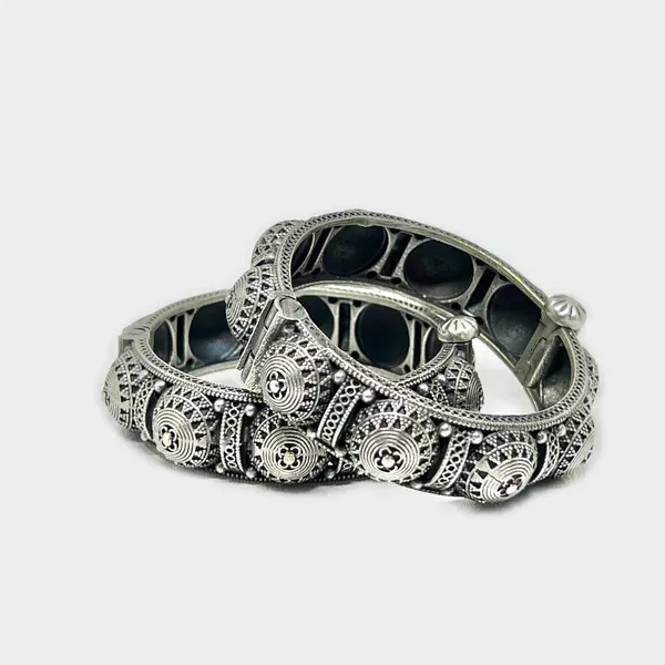 Oxidised_Silver_Single_Piece_Of_Silver_Replica_Rajwadi_Sahiba_Openable_Bracelet_&_Kada,_Oxidised_Hand-Cuff_Tribal_Bangle,_Traditional_And_Antique_Finish_(Style_M)