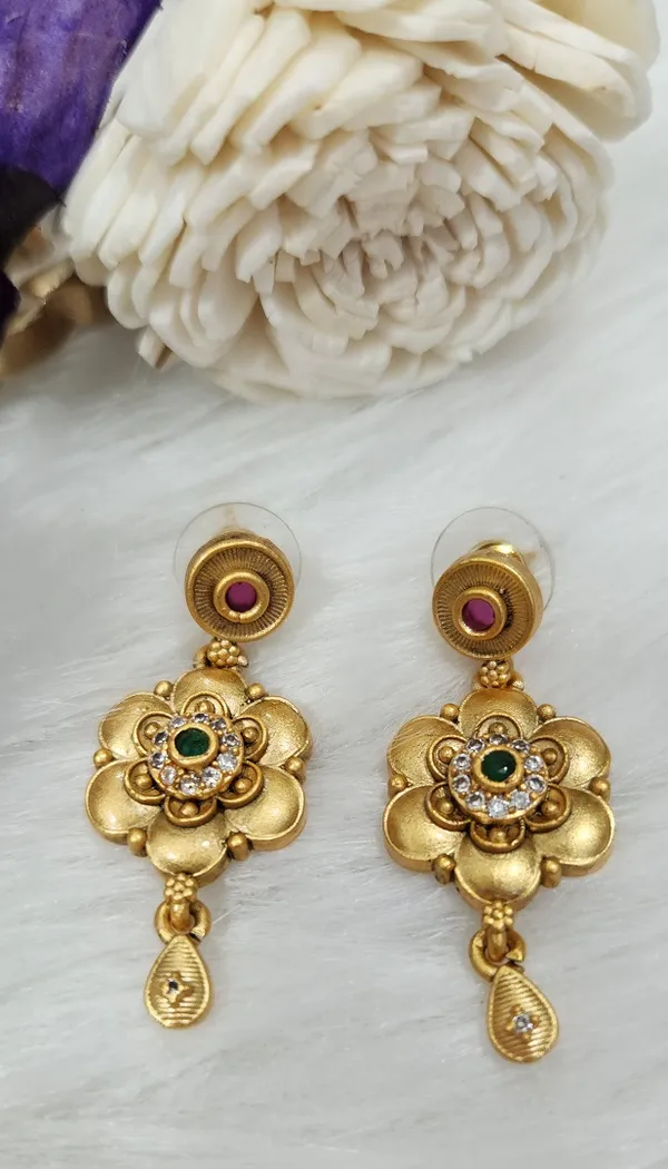 Antique_Gold_Flower_Pendant_&_Earrings
