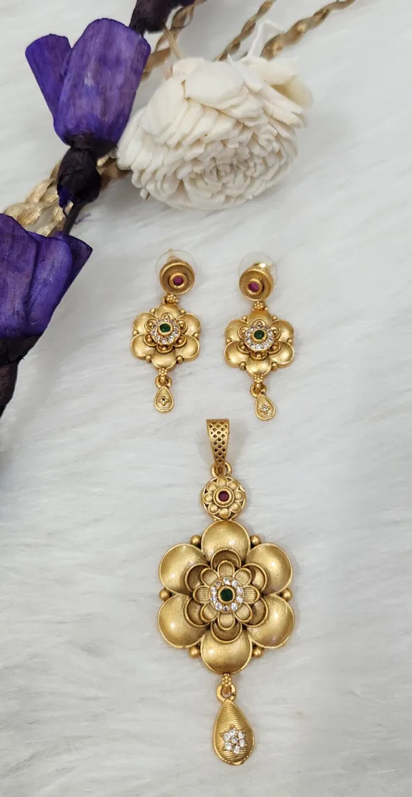 Antique_Gold_Flower_Pendant_&_Earrings