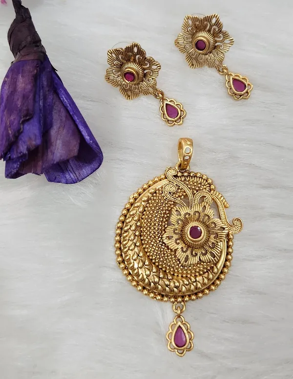 Antique_Gold-Plated_Floral_Chandbali_Pendant_Set