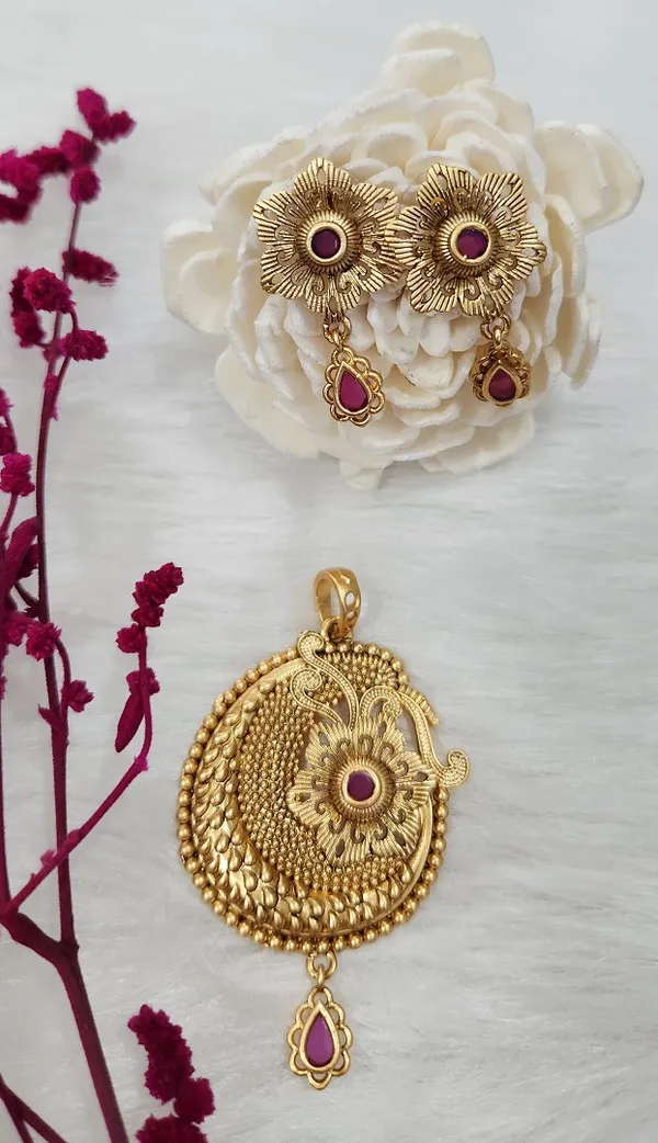 Antique_Gold-Plated_Floral_Chandbali_Pendant_Set