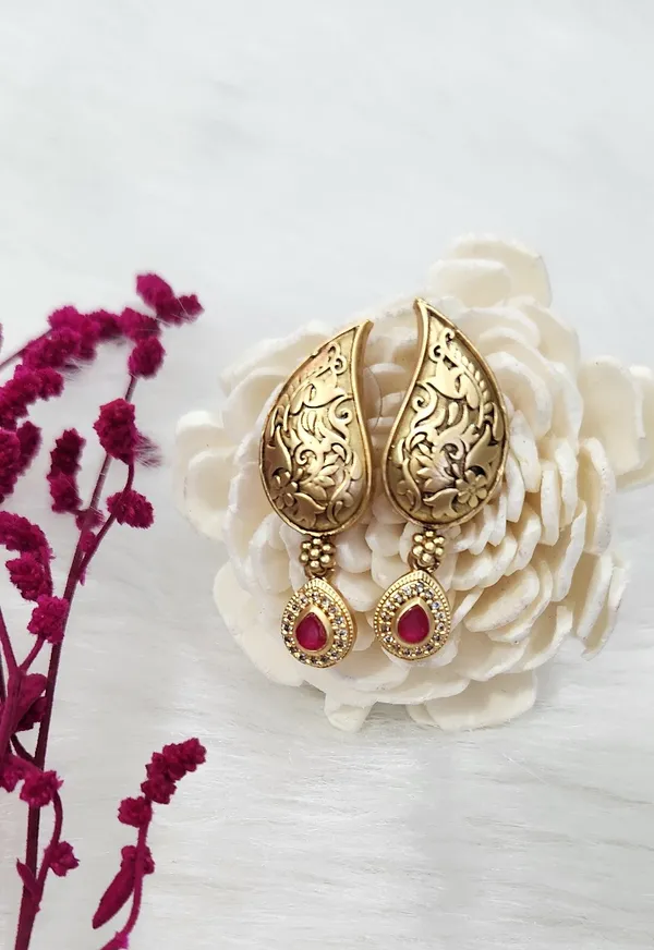 Antique_Gold-Plated_Paisley_Pendant_Set
