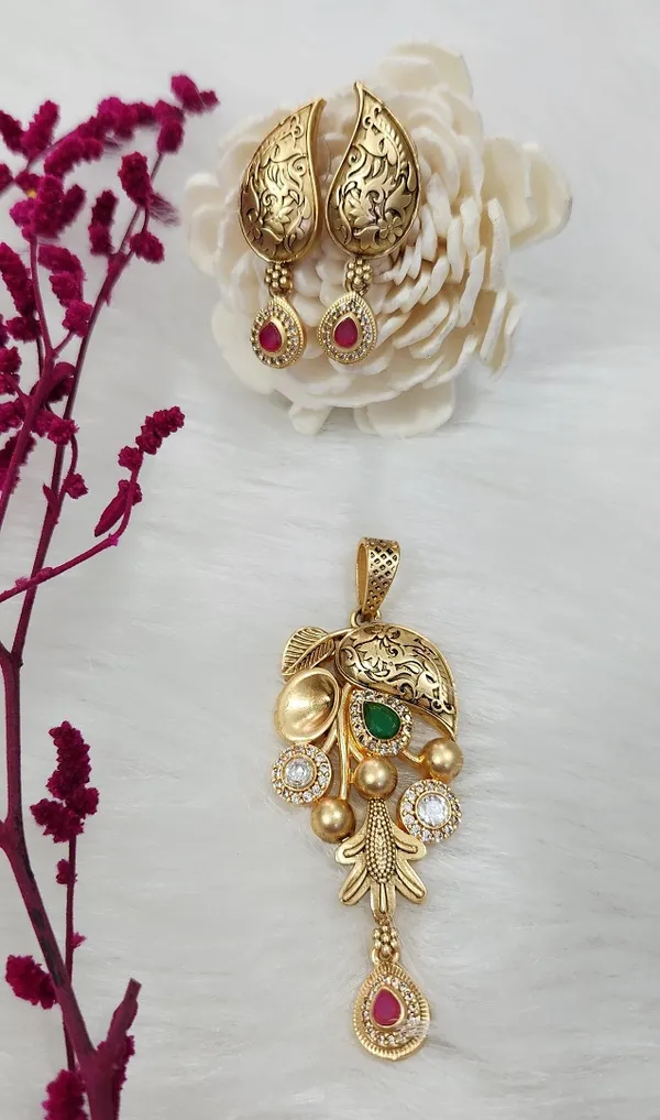 Antique_Gold-Plated_Paisley_Pendant_Set