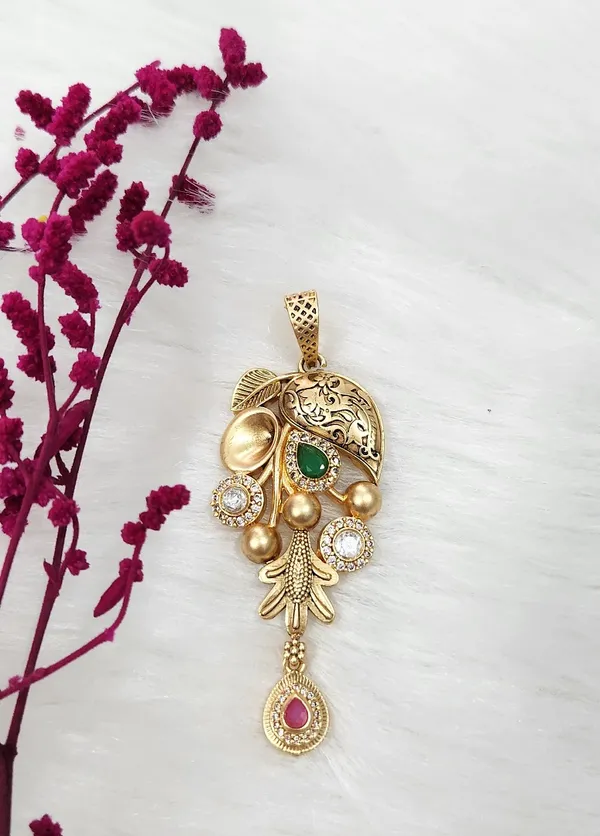 Antique_Gold-Plated_Paisley_Pendant_Set
