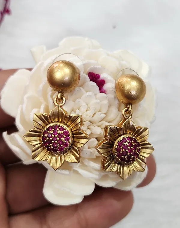 Antique_Matte_Gold-Plated_Sahasradhara_Floral_Pendant_Set