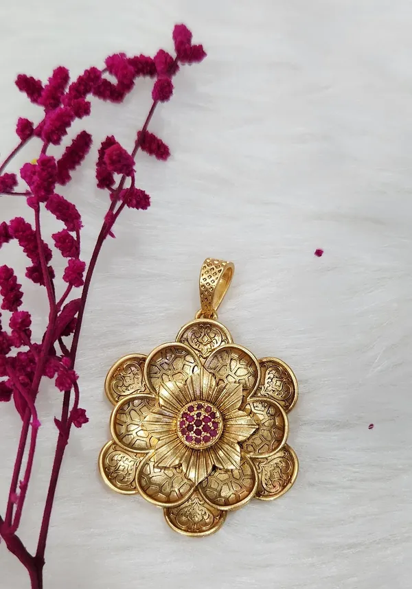 Antique_Matte_Gold-Plated_Sahasradhara_Floral_Pendant_Set