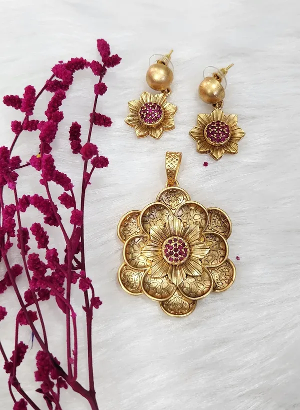 Antique_Matte_Gold-Plated_Sahasradhara_Floral_Pendant_Set