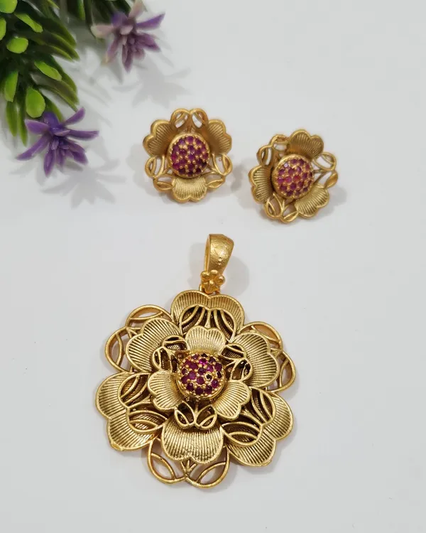 Antique_Gold_Brass_Antique_Floral_Ruby_Pendant_Set_For_Women