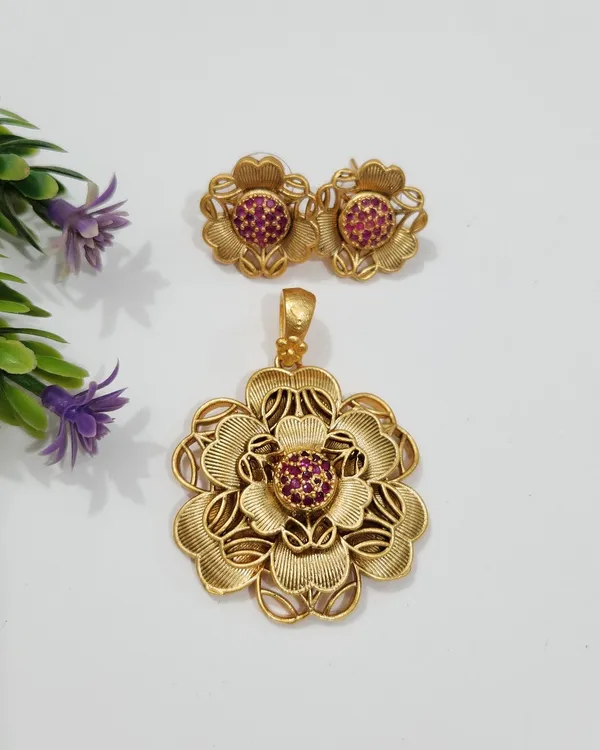 Antique_Gold_Brass_Antique_Floral_Ruby_Pendant_Set_For_Women