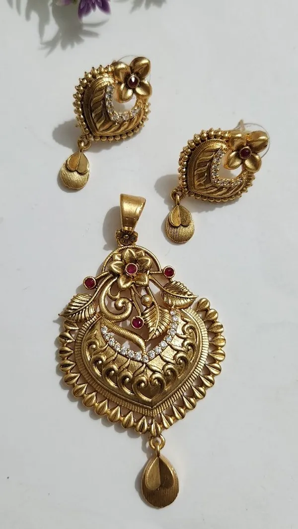 Micro_Gold_Plated_Brass_Antique_Floral_Temple_Pendant_Set_For_Women