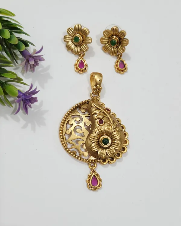 Antique_Gold_Brass_Floral_Paisley_Pendant_Set_For_Women