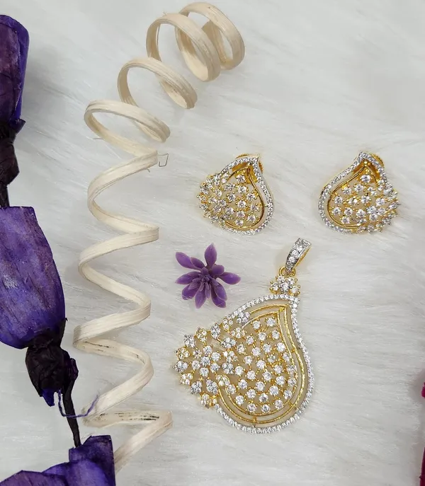 Gilded_Teardrop_American_Diamond_Pendant_Set