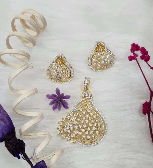 Gilded_Teardrop_American_Diamond_Pendant_Set