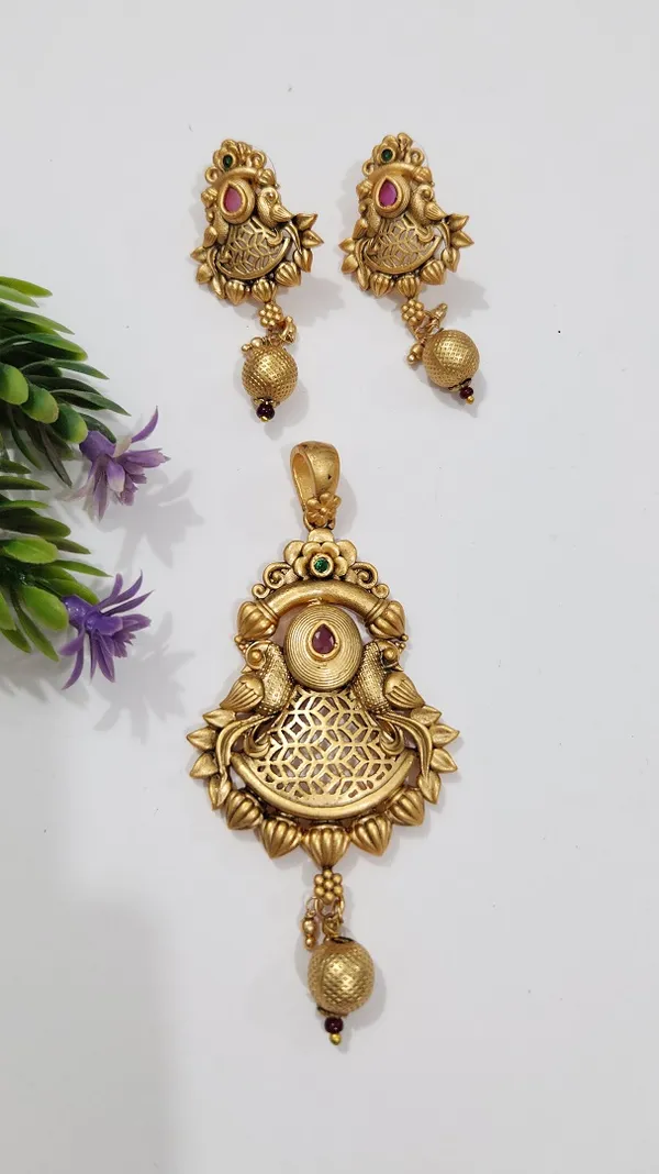 Antique_Gold_Brass_Peacock_Motif_Pendant_For_Women