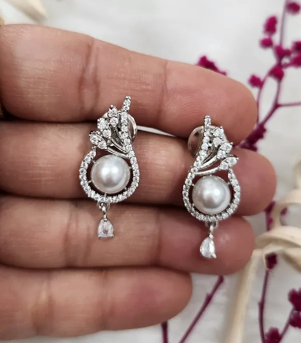 Pearl_&_American_Diamond_"Graceful_Drop"_Pendant_Set