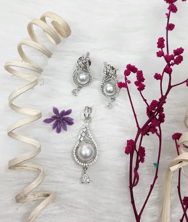Pearl_&_American_Diamond_"Graceful_Drop"_Pendant_Set