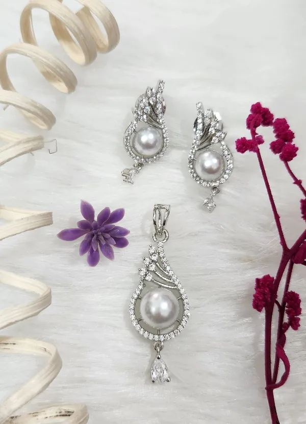Pearl_&_American_Diamond_"Graceful_Drop"_Pendant_Set