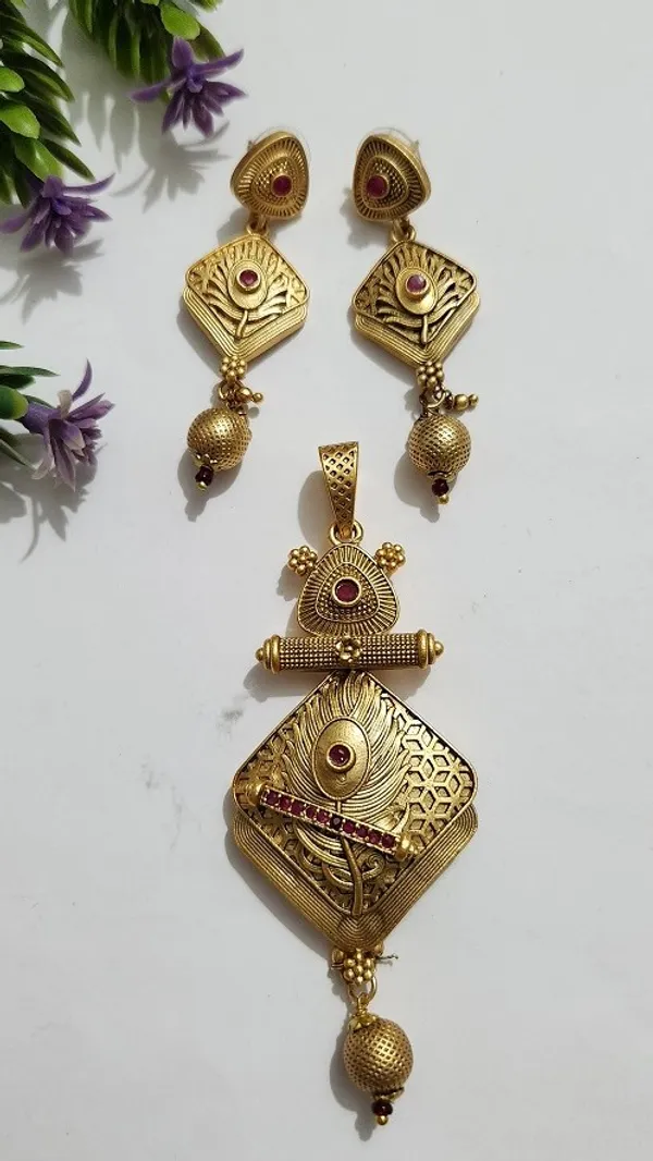 Micro_Gold_Plated_Brass_Raj_Mayura_Pendant_With_Earring_For_Women